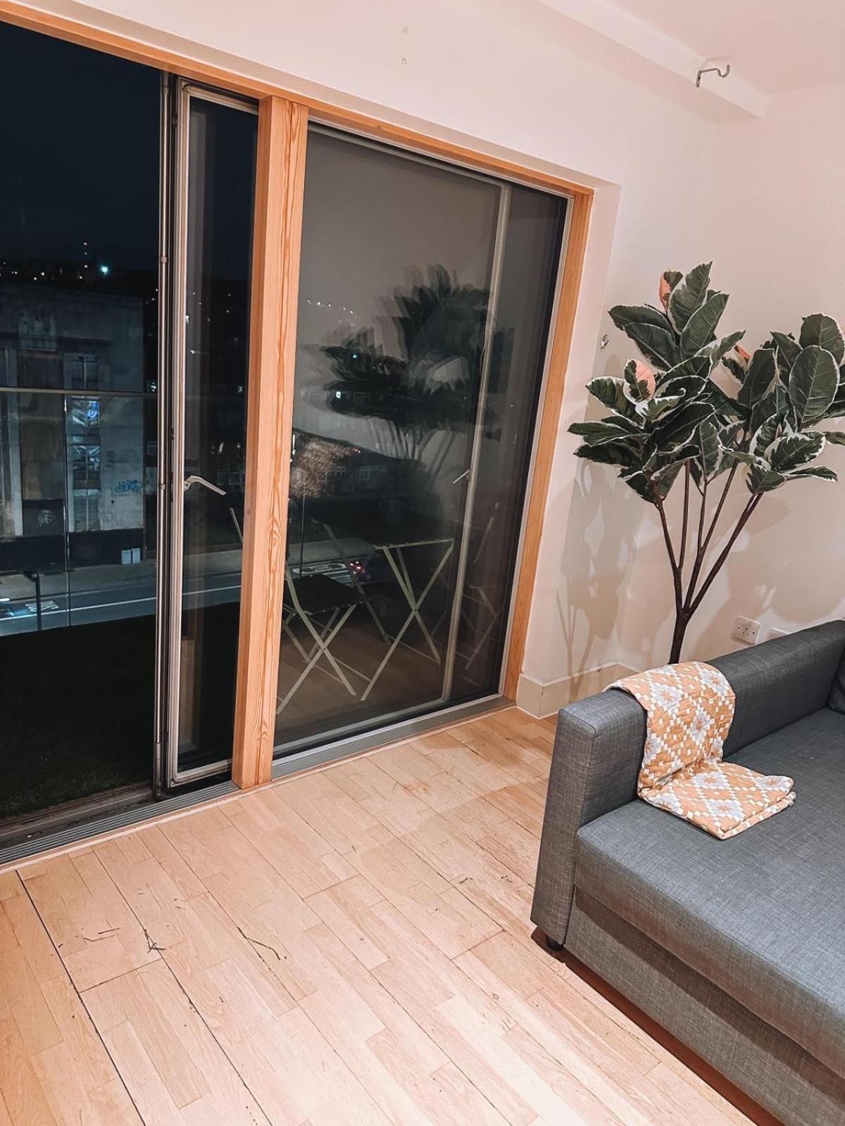 Modern And Spacious 2 Bedroom Flat In Streatham Apartamento